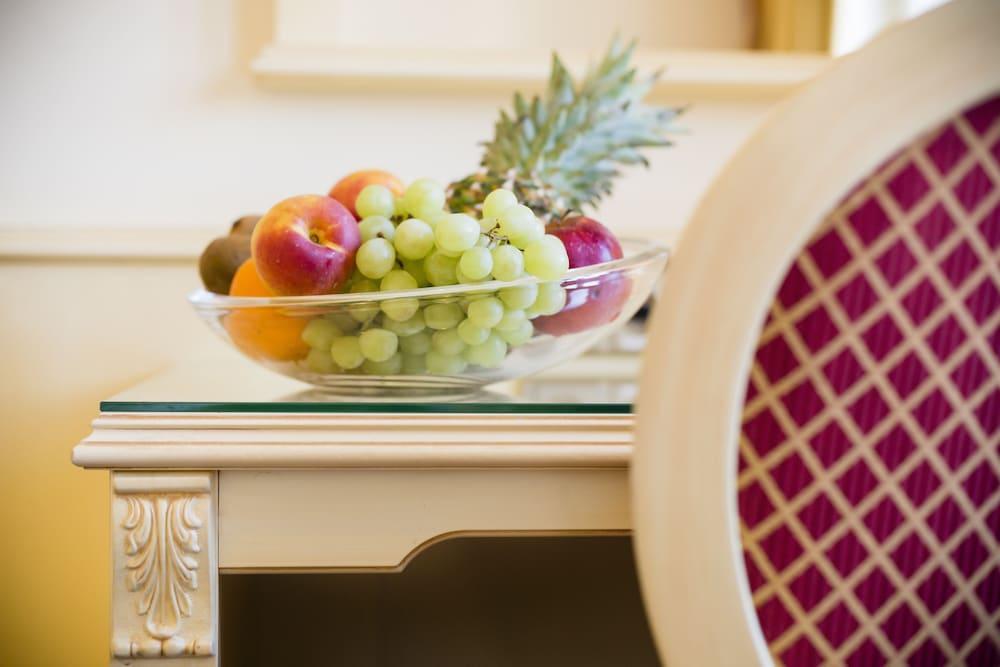 Luxury Family Hotel Royal Palace Praga Exterior foto Fruit bowl