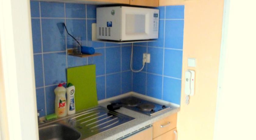 Luxury Family Hotel Royal Palace Praga Exterior foto A microwave oven in a kitchen