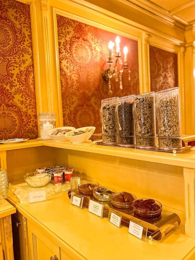 Luxury Family Hotel Royal Palace Praga Exterior foto Tea at the Taj Mahal Palace Hotel