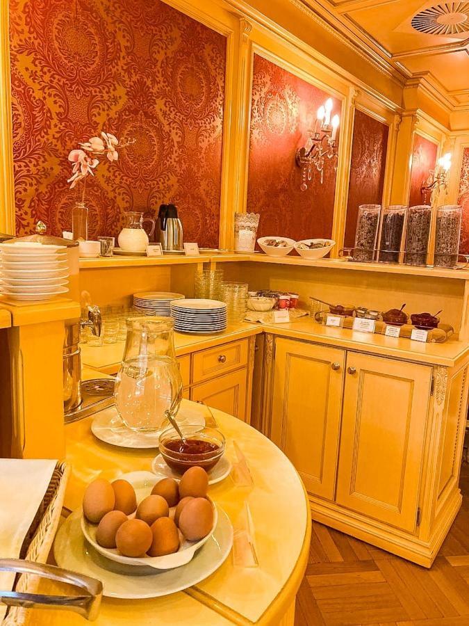 Luxury Family Hotel Royal Palace Praga Exterior foto A Turkish coffee counter