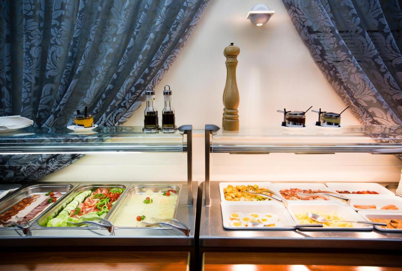 Luxury Family Hotel Royal Palace Praga Exterior foto A salad bar