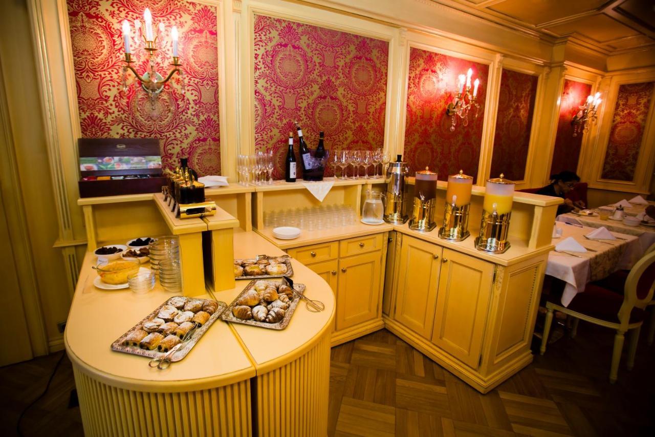 Luxury Family Hotel Royal Palace Praga Exterior foto The interior of the restaurant