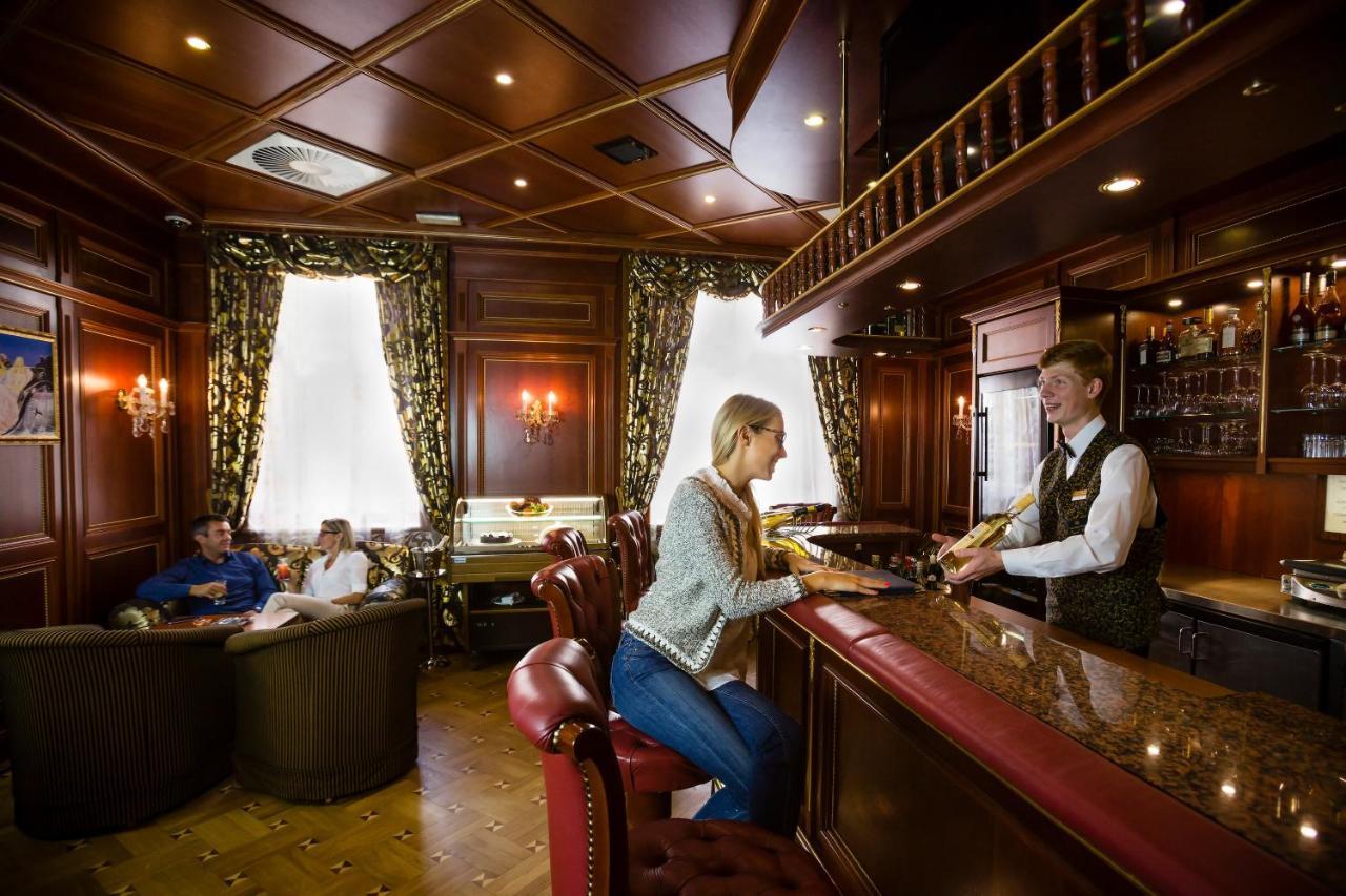 Luxury Family Hotel Royal Palace Praga Exterior foto The bar