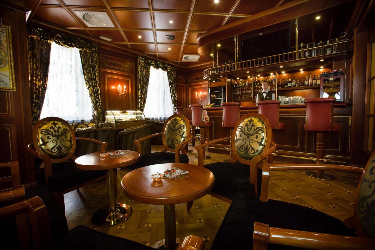 Luxury Family Hotel Royal Palace Praga Exterior foto The bar