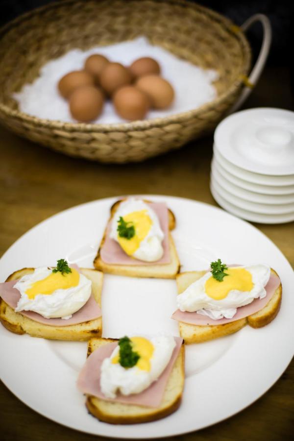 Luxury Family Hotel Royal Palace Praga Exterior foto Ham and egg on toast