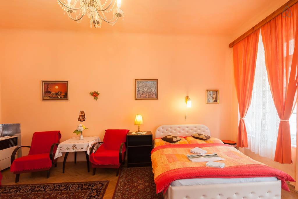 Luxury Family Hotel Royal Palace Praga Exterior foto A typical hotel room