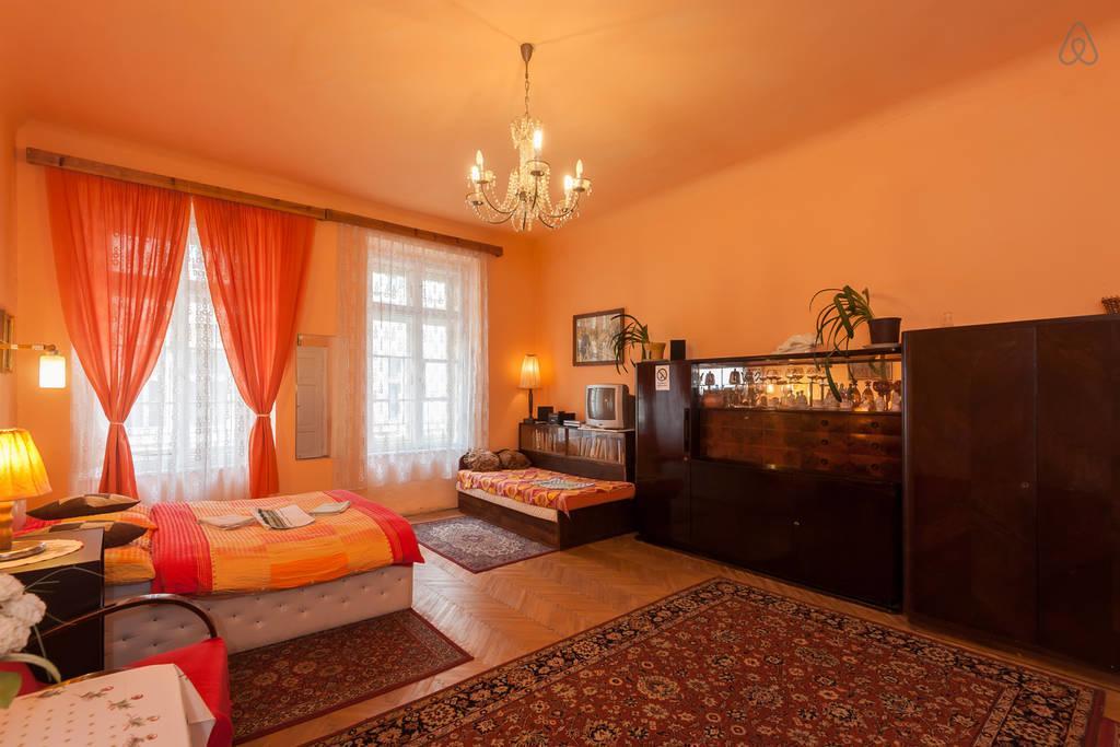 Luxury Family Hotel Royal Palace Praga Exterior foto A room at the hotel