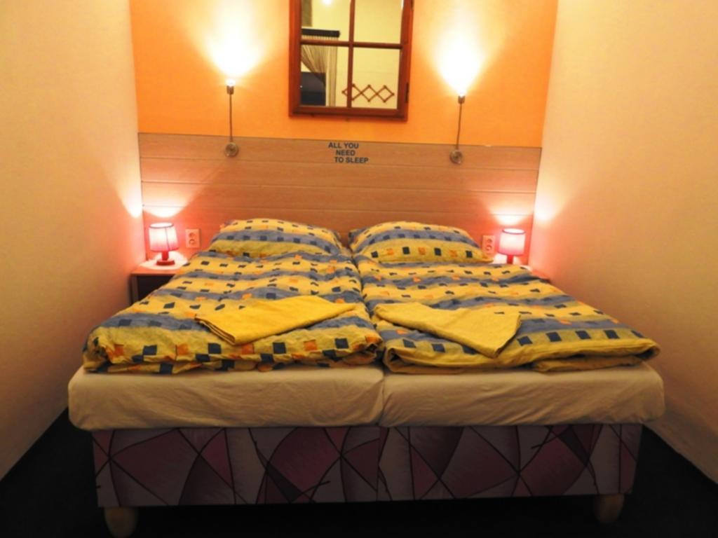 Luxury Family Hotel Royal Palace Praga Exterior foto A room at the hotel