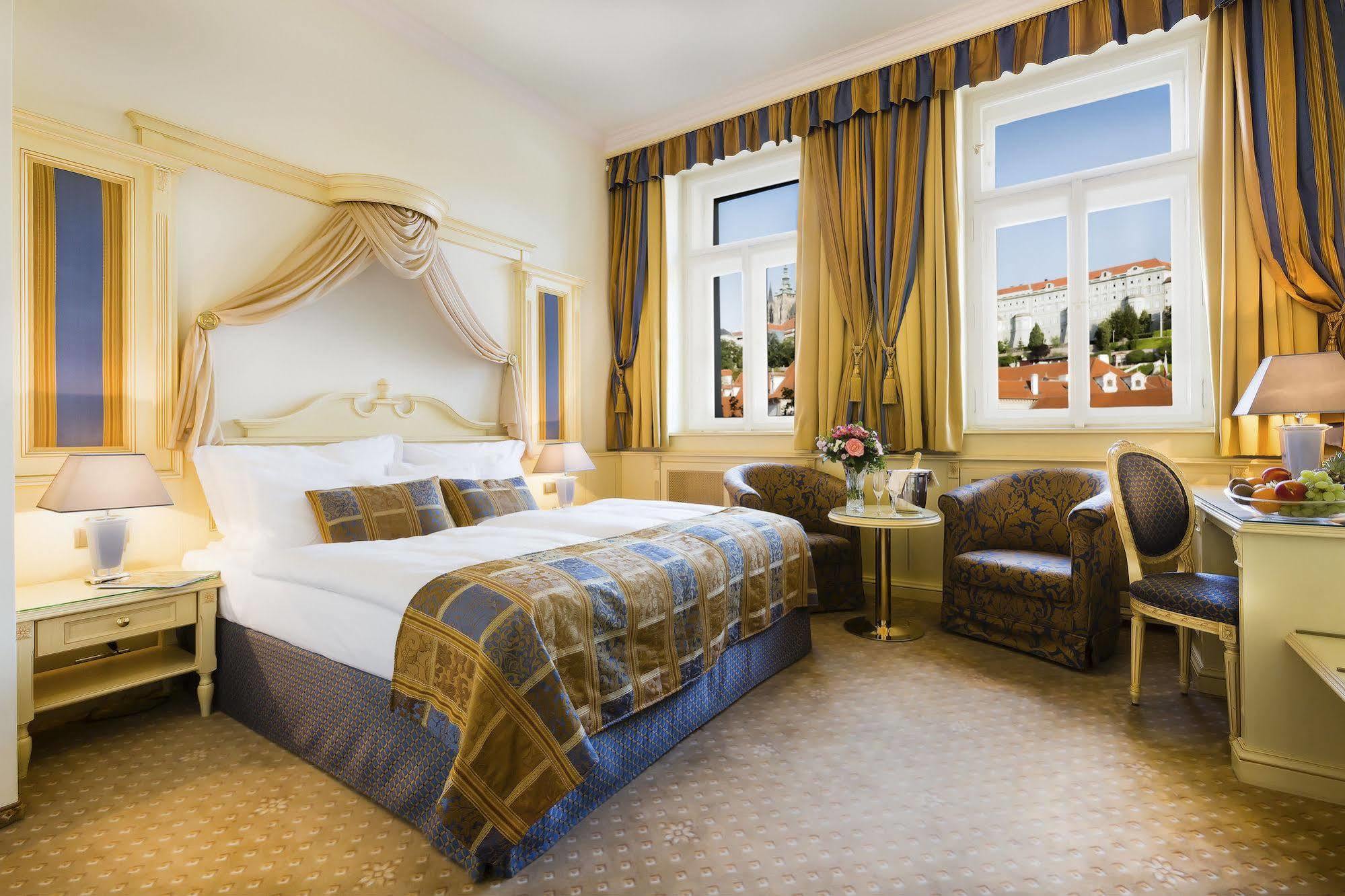 Luxury Family Hotel Royal Palace Praga Exterior foto
