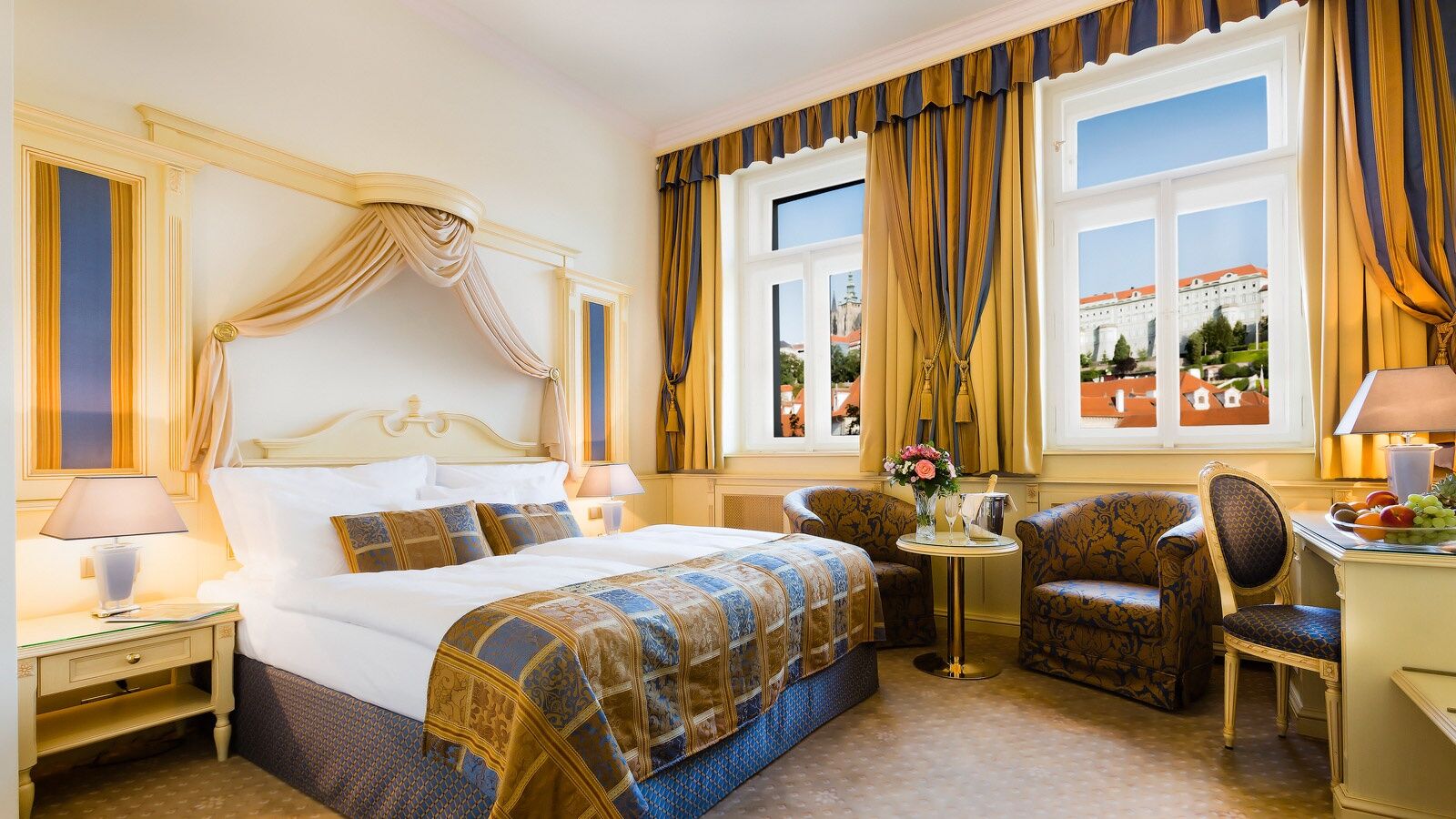 Luxury Family Hotel Royal Palace Praga Quarto foto A room at the Hotel Imperial