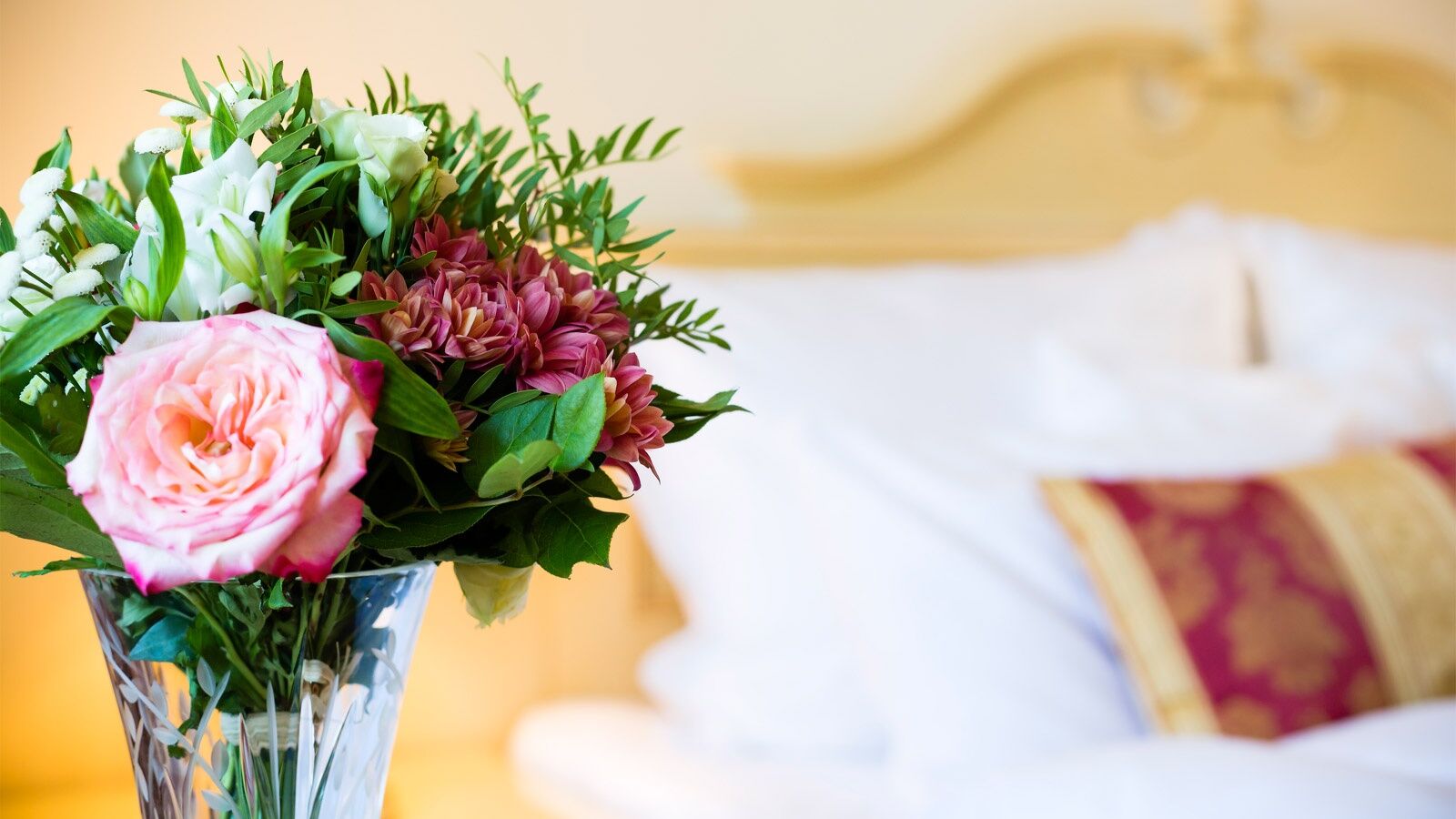 Luxury Family Hotel Royal Palace Praga Quarto foto A bouquet of flowers