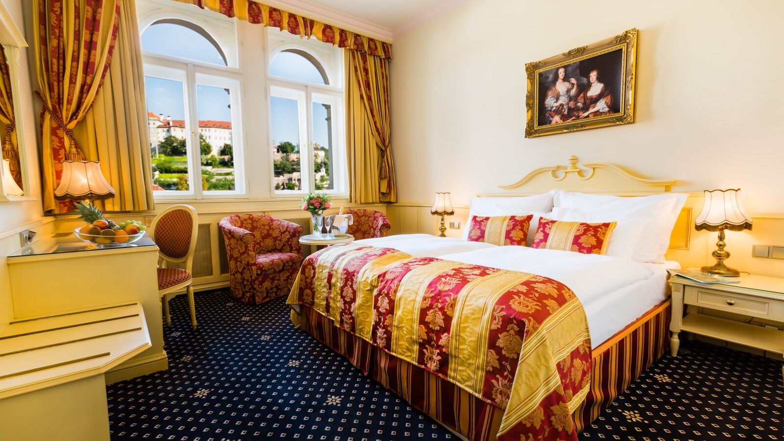 Luxury Family Hotel Royal Palace Praga Quarto foto A room at the hotel
