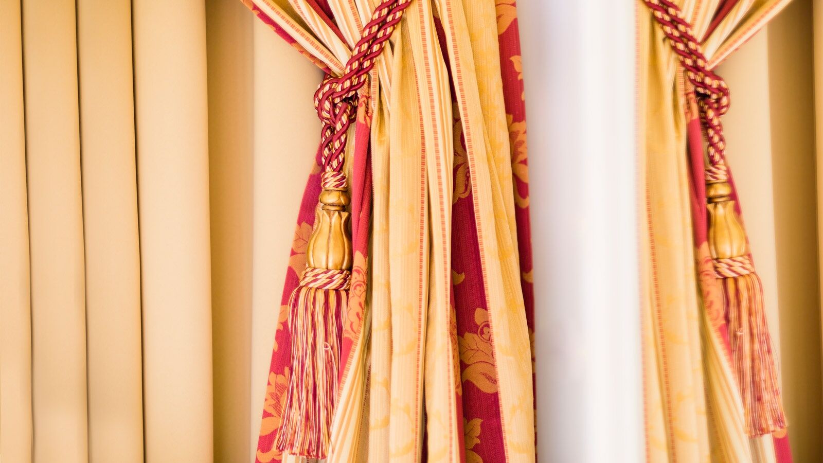 Luxury Family Hotel Royal Palace Praga Quarto foto Curtains
