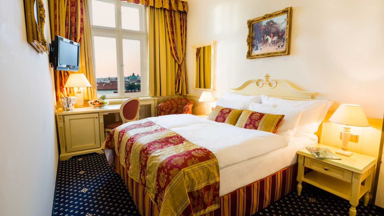 Luxury Family Hotel Royal Palace Praga Quarto foto A room at the hotel