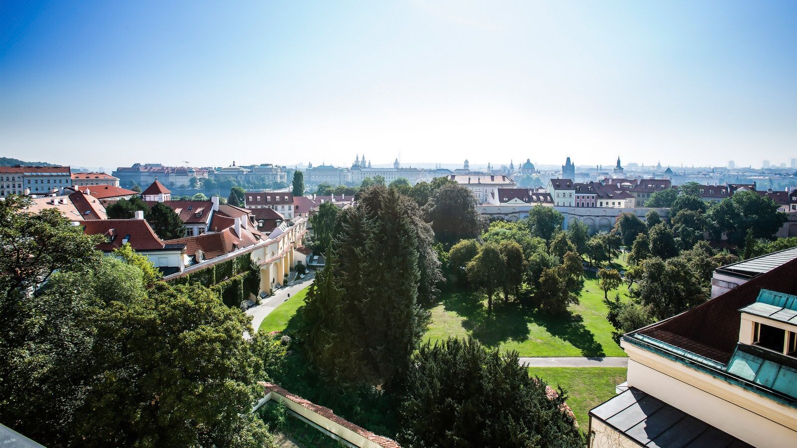 Luxury Family Hotel Royal Palace Praga Exterior foto View of the park
