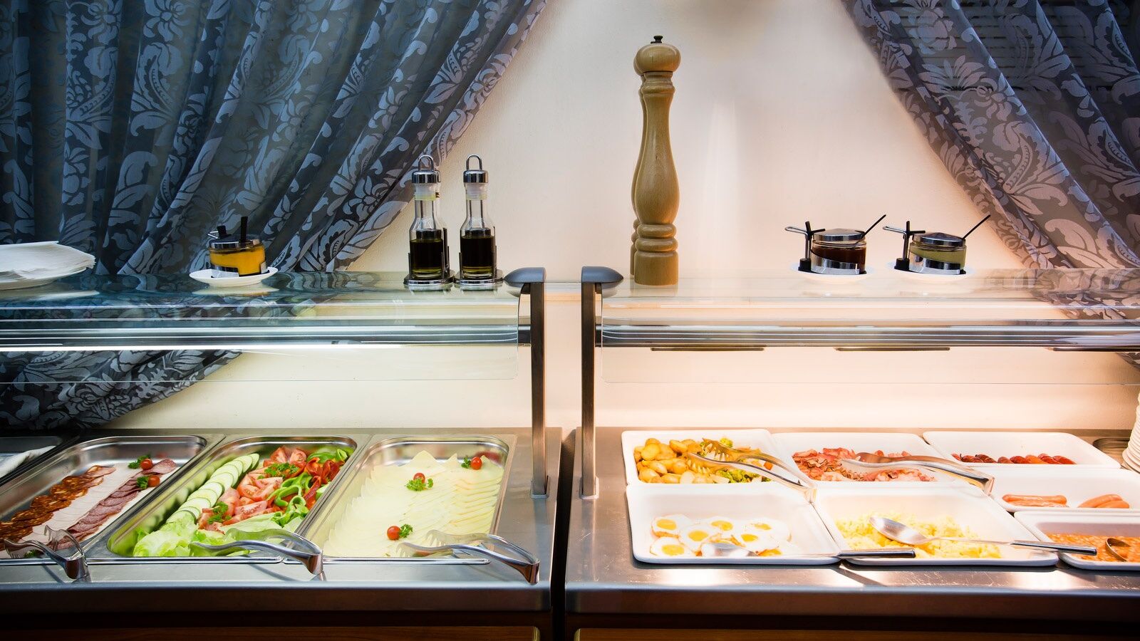 Luxury Family Hotel Royal Palace Praga Restaurante foto A salad bar