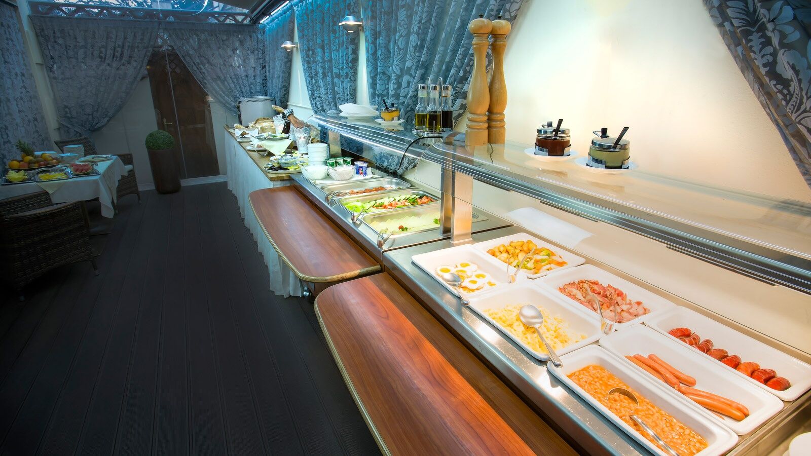 Luxury Family Hotel Royal Palace Praga Restaurante foto A salad bar