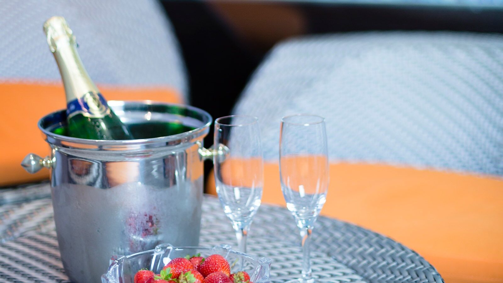 Luxury Family Hotel Royal Palace Praga Quarto foto Champagne in a cooler