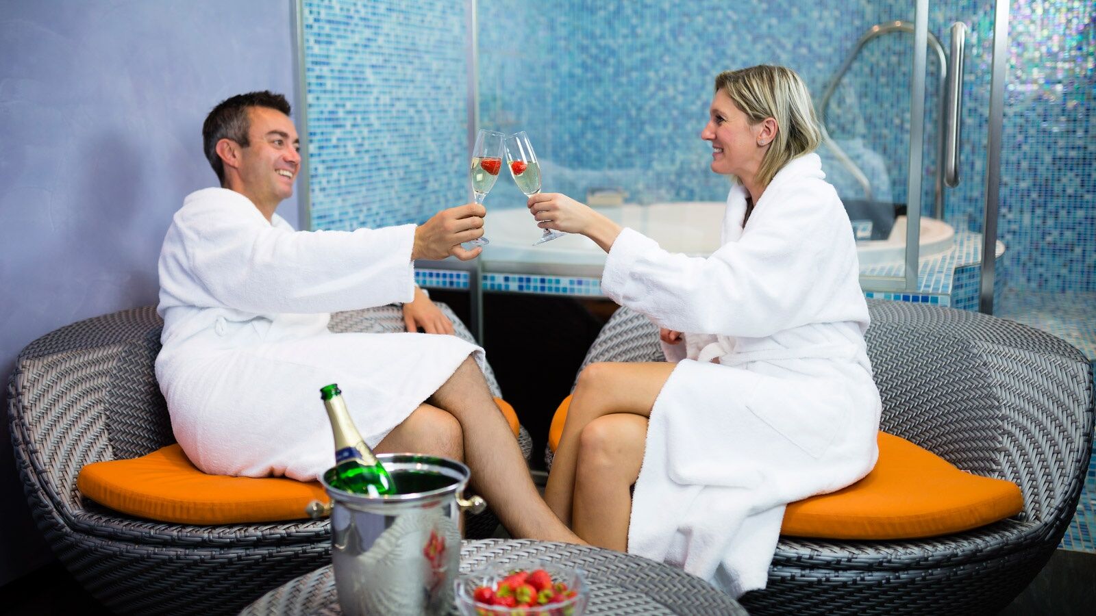 Luxury Family Hotel Royal Palace Praga Facilidades foto A couple wearing bathrobes